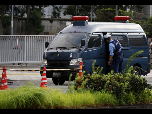 Auto su un gruppo di bambini a Osaka, un uomo arrestato