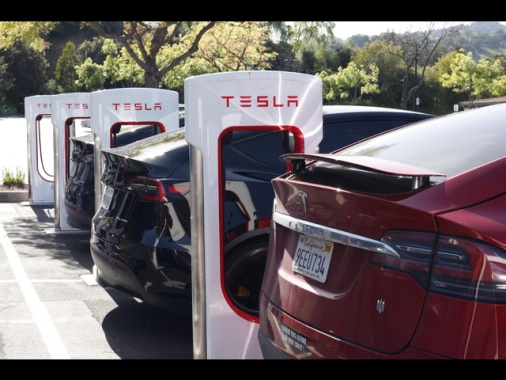 Tesla smentisce il Wsj, 'non cerchiamo sostituti di Musk'