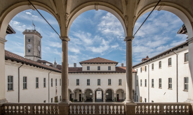 A sinistra Palazzo Arese Borromeo a Cesano Maderno dimora di delizia seicentesca. Sotto Palazzo Trotti a Vimercate esempio di dimora signorile del Settecento