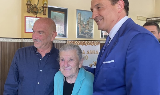 L’aperitivo del governatore dalla barista centenaria