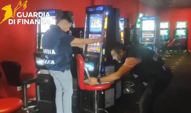 Slot machine accese fuori orario: sanzionati 16 gestori nel Varesotto