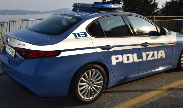 Tenta di abbracciare studentessa delle Medie: arrestato a Verbania
