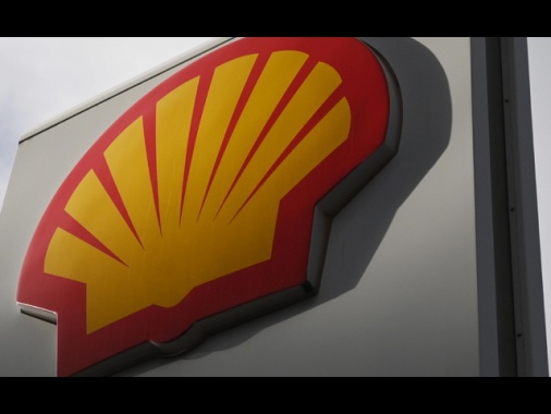 Utile Shell giù del 35% nel primo trimestre per prezzo petrolio