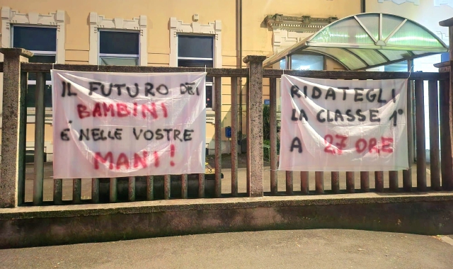 Striscioni e pressing per la prima elementare a 27 ore
