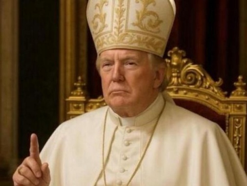 Donald Trump vestito da papa sui social della Casa Bianca