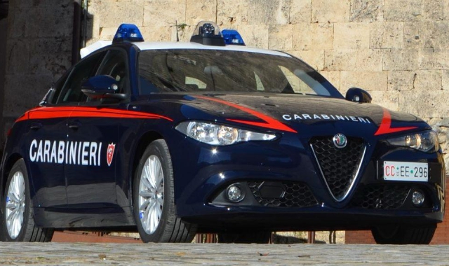 Scappa dai carabinieri, poi colpisce un militare e gli strappa i pantaloni