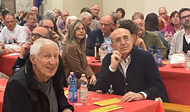 A tavola in chiesa per aiutare chi ha bisogno