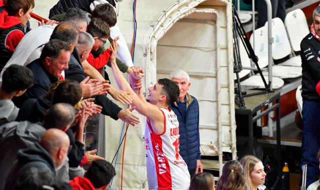 Matteo Librizzi saluta i tifosi (foto Blitz)