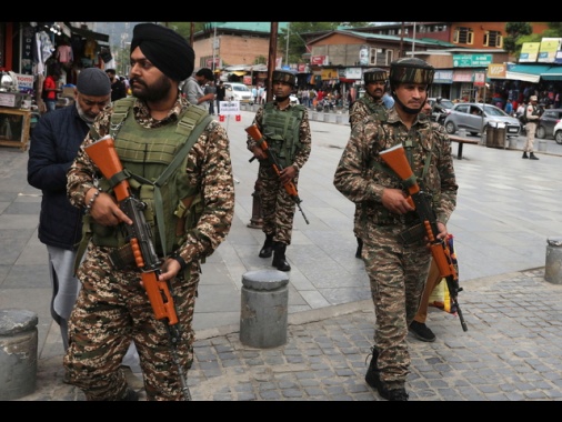 Decima notte di scontri India-Pakistan nel Kashmir
