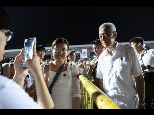 A Singapore vittoria schiacciante del partito al governo