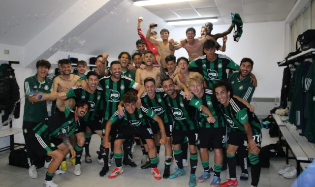 L’esultanza della Castellanzese dopo la conquista della salvezza (foto Castellanzese/Massarutto)