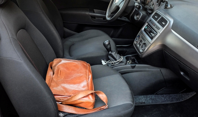 Derubata di borsa e carte dopo la spesa all’Esselunga