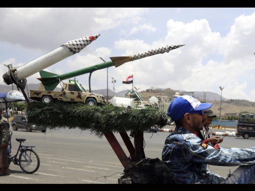 Israele colpisce lo Yemen dopo missile degli Houthi a aeroporto