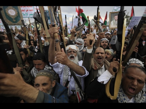 Media Houthi, 2 morti e 42 feriti nell'attacco israeliano