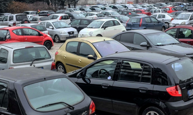 Nel Varesotto si comprano sempre meno auto