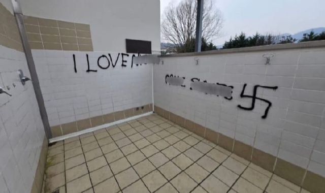 Le piastrelle delle docce imbrattate dai vandali 