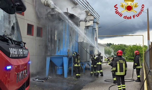 Gallarate, fiamme nell’azienda di materie plastiche