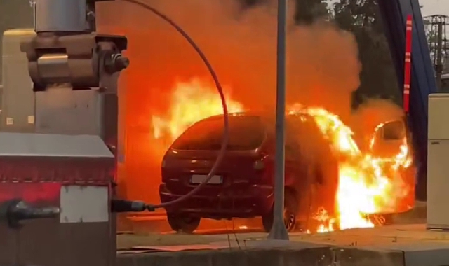 L’auto in fiamme (foto Letizia Talizia/Sei del Varesotto se/FACEBOOK)