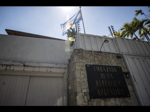 Venezuela, liberi i 5 oppositori nell'ambasciata argentina