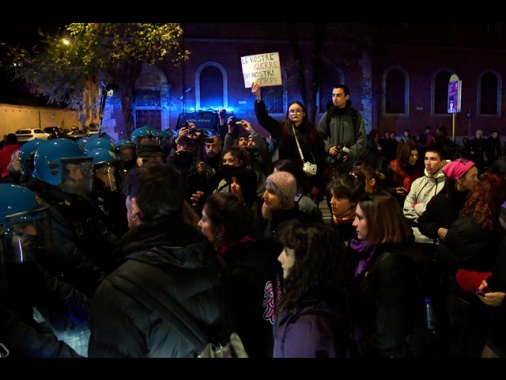 Censis, 7 donne su 10 hanno paura quando tornano di sera