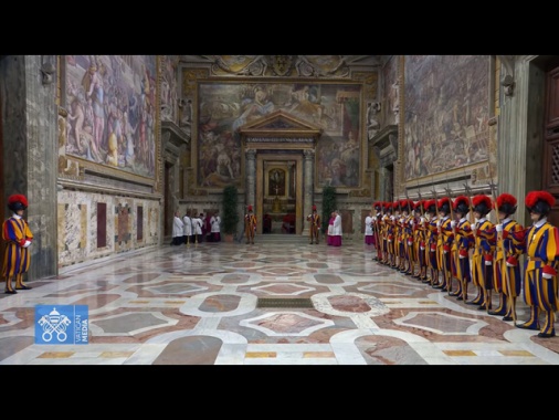 Al via la processione, cardinali verso la Cappella Sistina