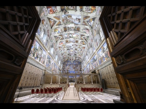 I cardinali elettori entrano nella Cappella Sistina