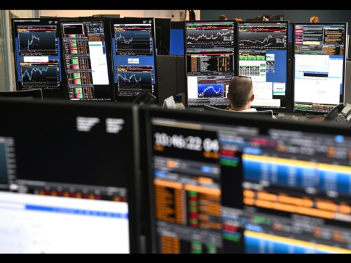 Borsa: Milano chiude in calo con l'Europa, pesano le banche