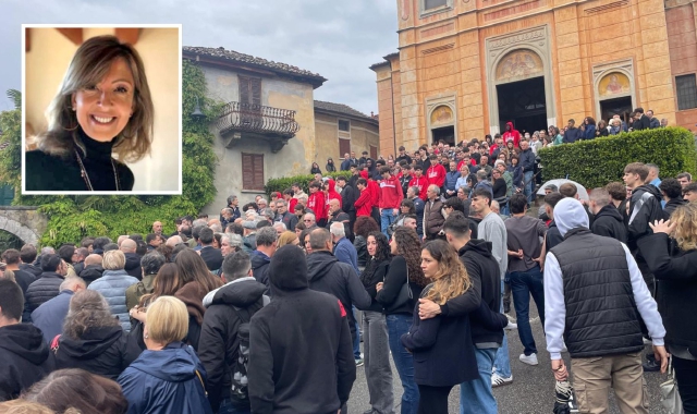 Una folla infinita per l'ultimo abbraccio a Marta