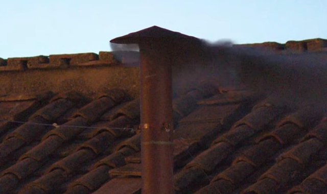 Fumata nera: per il Papa bisogna attendere