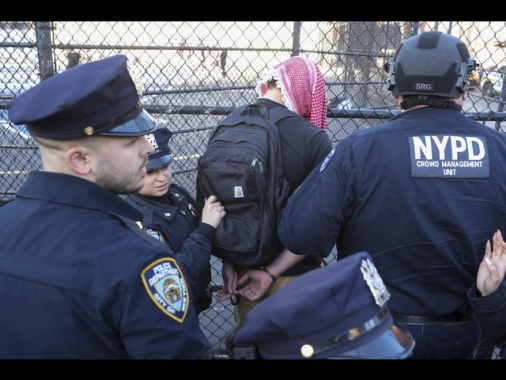 Columbia University chiama polizia per sit-in pro-Gaza, arresti