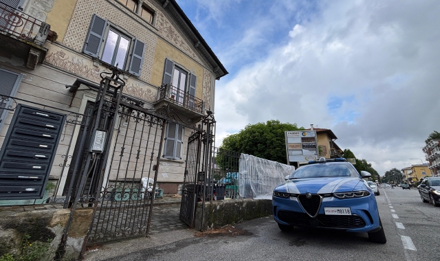 La polizia in viale Borri (foto Cogotti, Blitz)