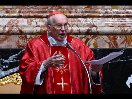 Il cardinale Re, 'auspico fumata bianca per questa sera'