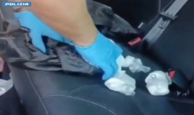 In auto ha 7 chili di cocaina e in casa 30mila euro: manette