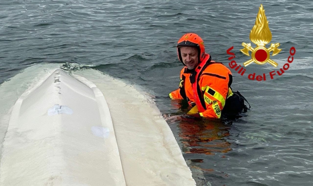 Barca alla deriva sul lago Maggiore