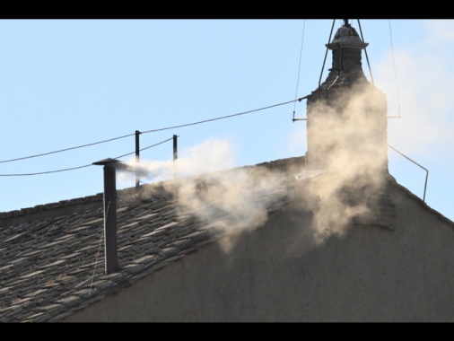 Eletto il Papa, fumata bianca al quarto scrutinio