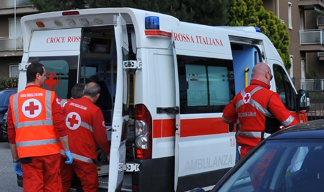 Gli operatori del 118 hanno poi portato la donna in ospedale (foto Archivio)