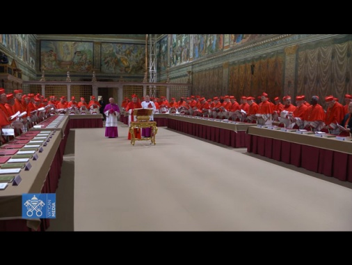 Il nuovo Papa saluta i cardinali, stasera a cena con loro