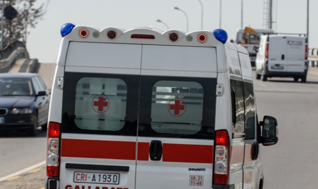 Cadono dal balcone, feriti due operai