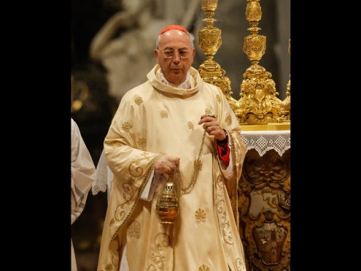 Il protodiacono card.Mamberti pronuncia l'Habemus Papam