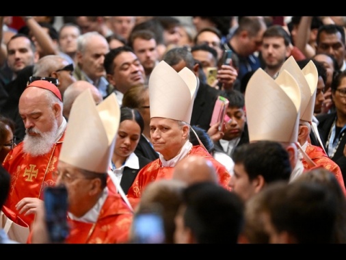 Prevost commosso saluta i fedeli con la mano