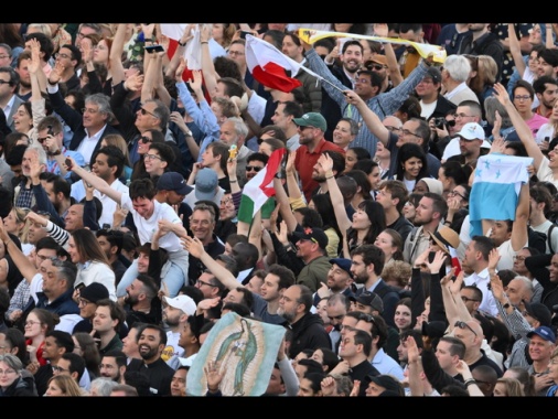 Oltre 150.000 persone a San Pietro in meno di un'ora