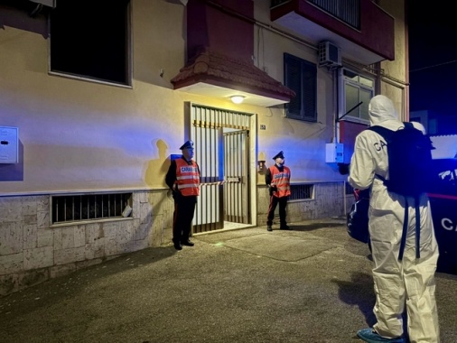 Colpita da marito con lo spargisale, riesce a scappare