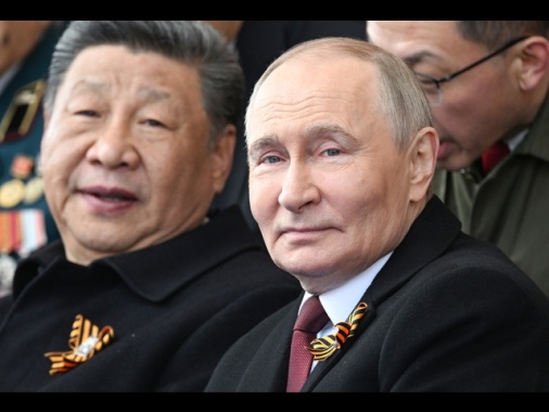 Putin e Xi fianco a fianco sulla Piazza Rossa per la parata