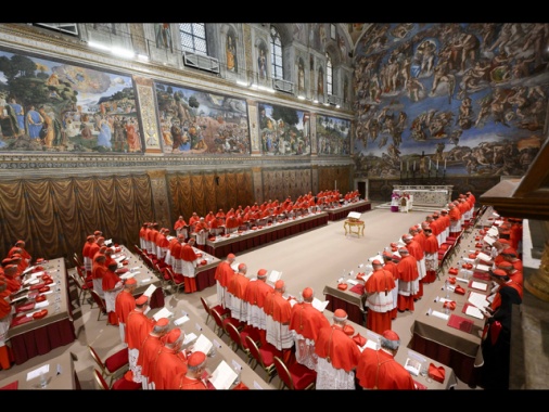 Al via la prima messa del Papa in Sistina
