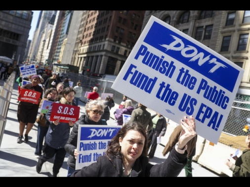 Giudice Usa sospende licenziamenti federali, 'tocca a Congresso'