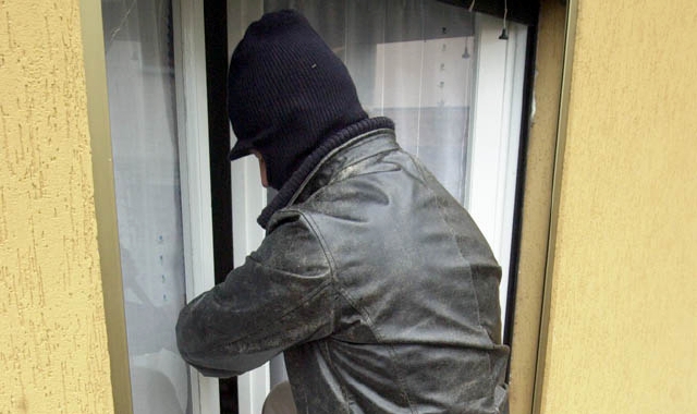 In via Simoni è stata scassinata una finestra con un piede di porco