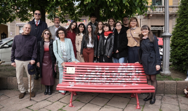 La panchina inaugurata in piazza XX Settembre (foto Andrea Cogotti/BLITZ)