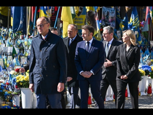 Macron, sanzioni massicce di Usa-Ue se Mosca viola tregua