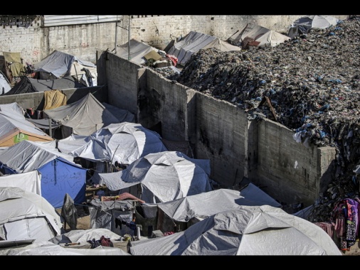 Hamas, almeno 5 morti in raid israeliano su tenda a Gaza