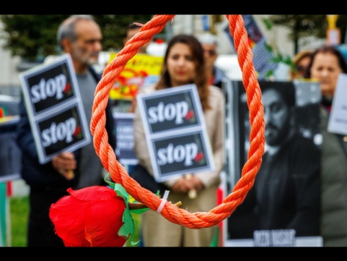 L'Iran giustizia un uomo condannato a morte per stupro